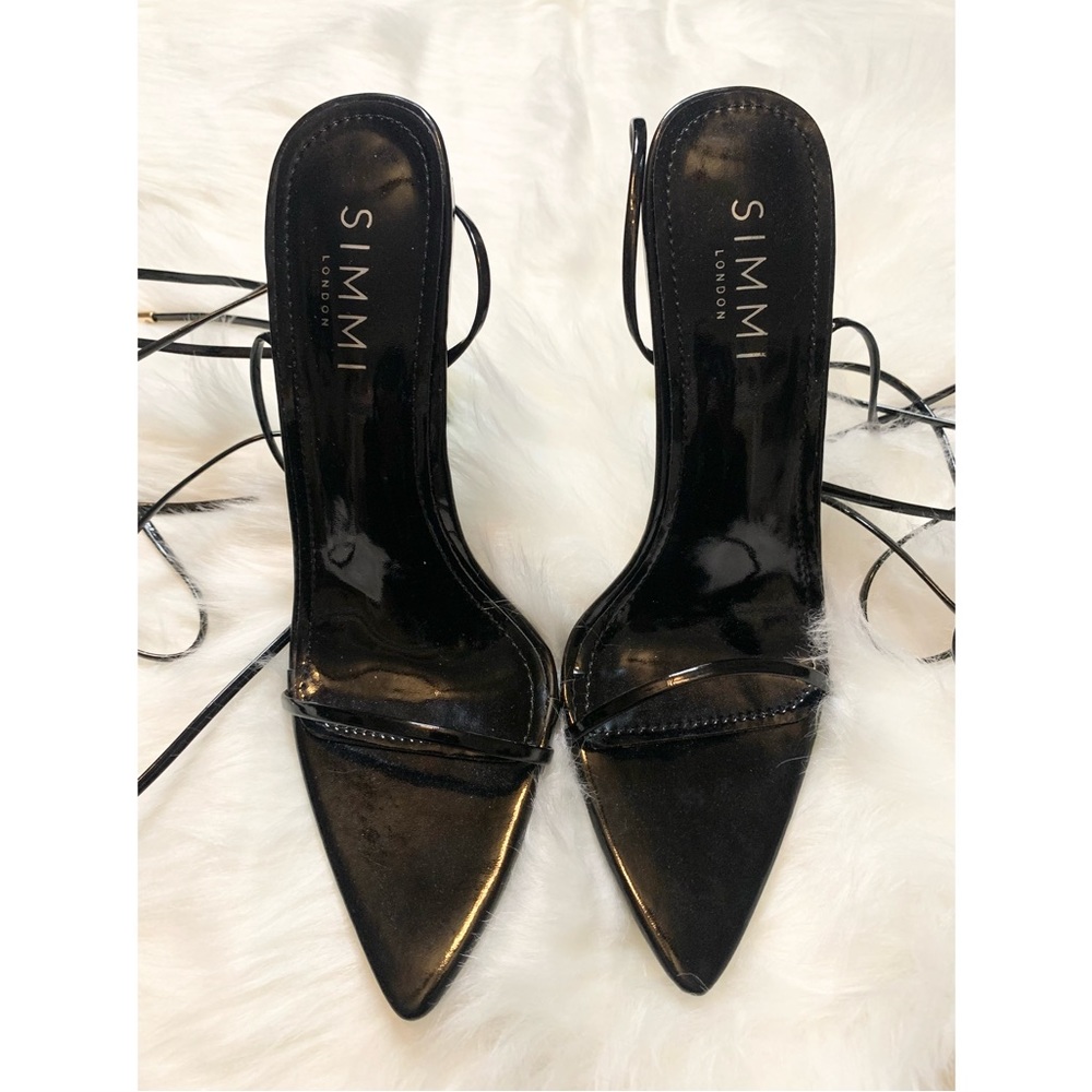 SIMMI Black Stappy Gold Spiraled Heel 🔥